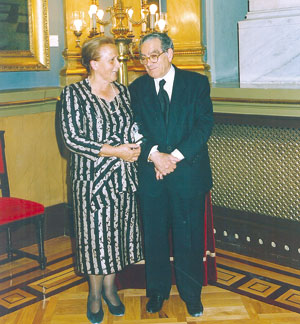 El profesor Lois, tras recibir el Premio Montero R�os. A su lado, una gran mujer, Carmucha Puente Araujo 
